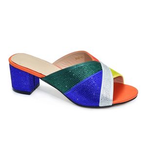 Nueva zapatilla de diseñador Última moda Mujeres maduras Precio bajo Plataforma de lujo Zapatos tachonados Tacones de aguja Zapatos de mujer Chinelo - Product Image 2