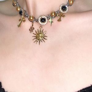 Collier ras du cou unisexe en alliage de zinc plaqué or noir Medusa avec croix et perles coquillage soleil, style vintage - Product Image 2