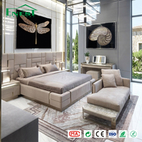 Lit capitonné italien avec tête de lit murale design, ensemble de mobilier de chambre de luxe pour villa avec table de chevet et chaise assortis