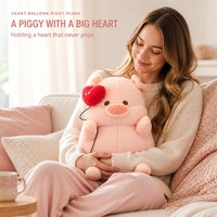 Adorable cochon en peluche kawaii dodu tenant un ballon cœur rouge, jouet en peluche rose doux avec des pattes crème pour un cadeau de la Saint-Valentin
