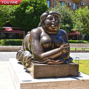 Sculpture YOUFINE en bronze style Botero, femme corpulente allongée, patine foncée antique, statue féminine voluptueuse pour cour de bâtiment - Product Image 5