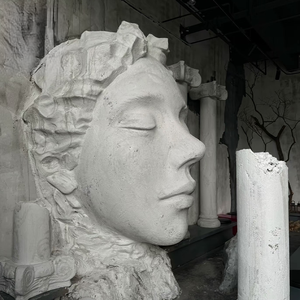 Sculpture artistique de visage humain avec support de talon haut-Figure de visage en fibre de verre noire pour la conception intérieure de luxe - Product Image 2