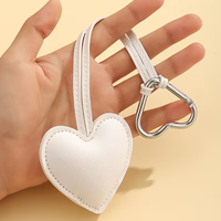 Pendentif de sac minimaliste en cuir PU en forme de cœur de pêche, accessoire vestimentaire sur le thème de l'amour, breloque pour couple