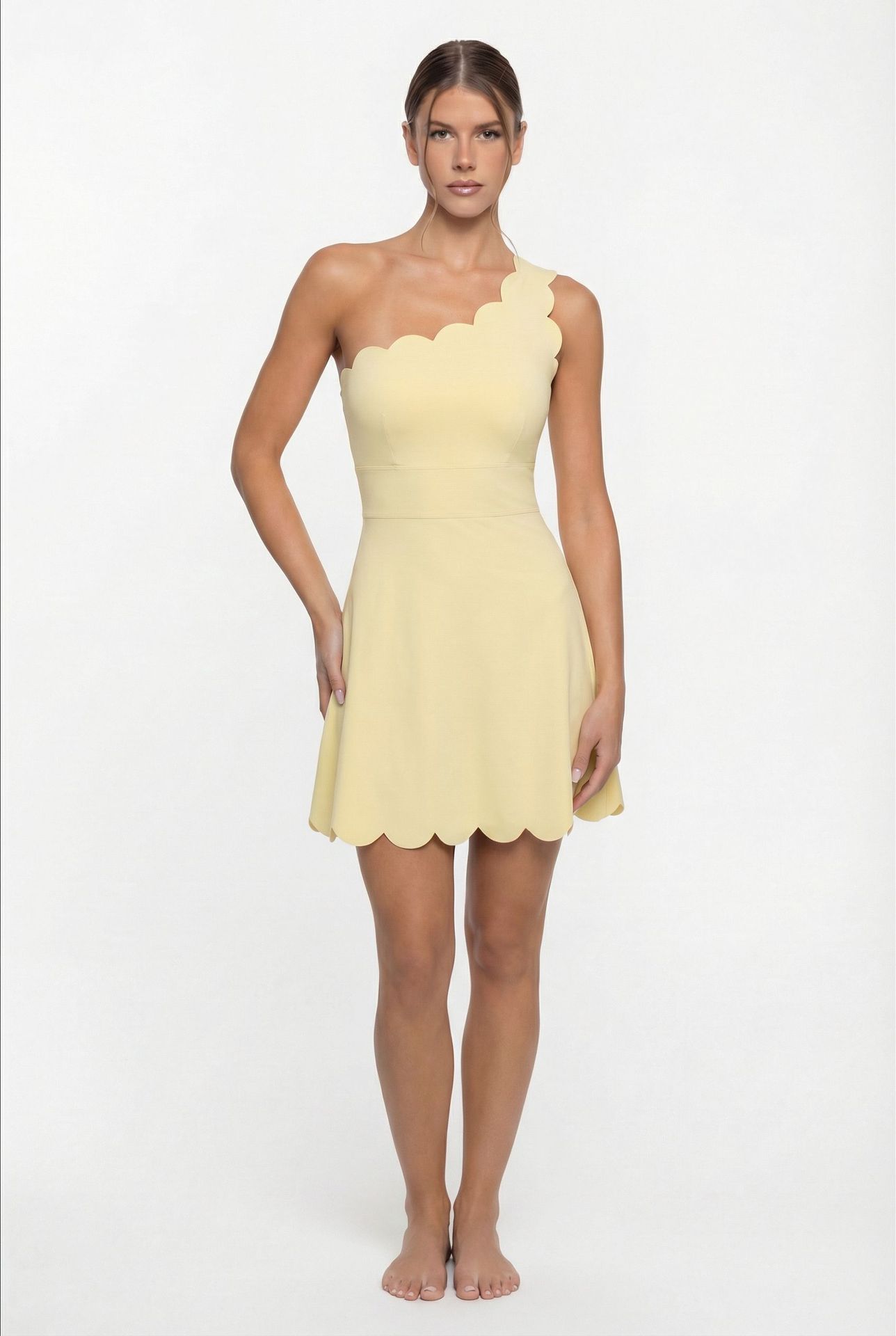 Falda de una pieza amarillo pálido con pantalón de seguridad.