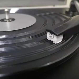 รองรับ <span class=keywords><strong>usb</strong></span>/tf/fm/bluetooth ดีไม้และผ้า MDF พร้อมลำโพงไวนิลหนัง PU เครื่องเล่นแผ่นเสียงออลอินวันพร้อมขาแข็ง - Product Image 3