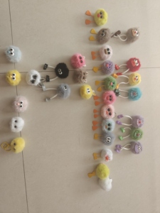Pendentif <span class=keywords><strong>pompon</strong></span> pour enfants, cadeau pour fête d'anniversaire d'enfants. Porte-clés en peluche, prix de <span class=keywords><strong>classe</strong></span> pour <span class=keywords><strong>la</strong></span> rentrée scolaire. - Product Image 5