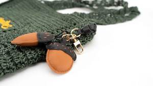 Llavero Artesanal de Cuero Zenos con Diseño de Doble ACORN, Portátil, Pequeño, para Bolsos y Coches - Product Image 3