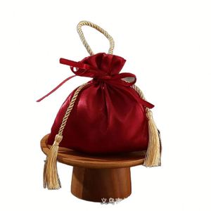 Sac de mariage en velours fin avec pompons, design à cordon de serrage, logo personnalisable avec le caractère Xi, style chinois - Product Image 1