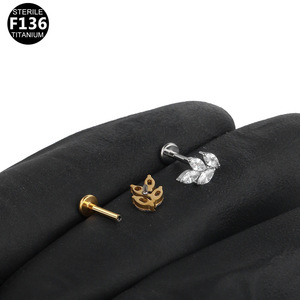 Boucles d'oreilles clous en forme de feuille 16G 1,2 mm en titane avec sertissage griffe de cristal, plates, pour piercing du cartilage, du nez ou des lèvres - Product Image 2
