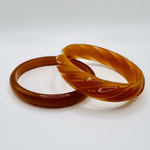 Ensemble de bracelets vintage en résine ambrée torsadés et épais en lucite pour femmes - Product Image 1