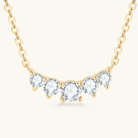 Collier ras du cou en argent sterling 925 avec pendentif sourire incurvé en moissanite ronde à 5 pierres pour femme, avec certificat GRA