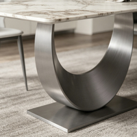 Table à manger rectangulaire minimaliste italienne en pierre frittée avec base incurvée en acier inoxydable brossé, mobilier de maison robuste