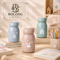 Bouteille en verre cylindrique personnalisée avec logo, 100 pièces en gros, 320 ml (10,8 oz), motif lapin mignon, bouchon à vis, manchon en silicone, écologique et portable