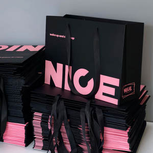 Bolsa Negra con Texto Rosa, Bolsa de Mano, Tendencia de Moda, Bolsa de Compras, Bolsa de Regalo - Product Image 1