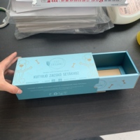 Boîtes en carton ondulé colorées personnalisées avec logo imprimé sur mesure, emballage durable pour vêtements, doublure en éponge, matériaux recyclés