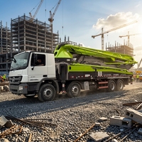 Pompe à béton à flèche Zoomlion 50m d'occasion, bien entretenue et testée, châssis diesel Benz, moteur Euro 5, pour projets de construction
