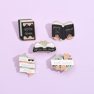 Factory Custom Free Design Buch liebhaber Pins Coole Leute Lesen Sie weiche Emaille Pins Anstecknadeln Lustige Lesung Metall Anstecknadeln - Product Image 3