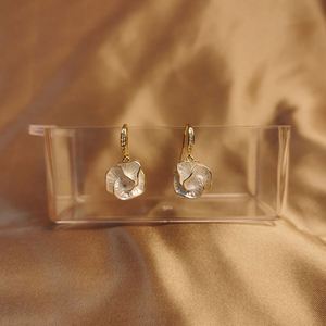Pendientes de moda con diseño de flor y mariposa de cuatro hojas, de nácar, con peso equilibrado. MOQ bajo. Se acepta venta al por mayor. - Product Image 2