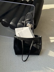 Sac à main structuré en cuir tanné végétal minimaliste 2026, avec poignée supérieure et bandoulière, pour femmes, inspiré des créateurs de luxe - Product Image 6