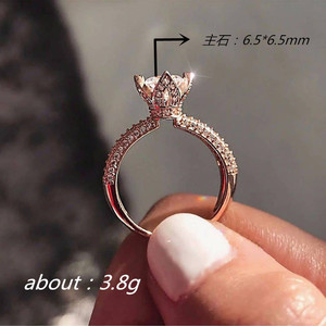 Elegante anello a quattro punte per donna, design con cluster scintillanti intarsiati, gioielli alla moda per feste - Product Image 5