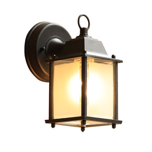Lanterne murale extérieure traditionnelle en fer carré, étanche, LED blanc chaud 2700K, garantie 10 ans, éclairage de jardin à intensité variable - Product Image 3