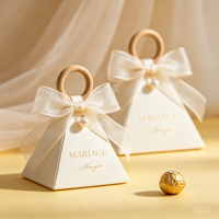 Boîte cadeau triangulaire personnalisée OEM ODM pour mariage avec ruban, poignée en bois et breloque perle – Vente en gros