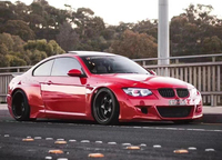 Kit Bodi Lebar Gaya Rocket untuk BMW Seri 3 M3 E90 E92 E93, meliputi Bumper Depan, Bumper Belakang, Spoiler, dan Diffuser