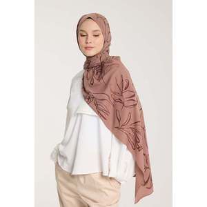 Pañuelo de Seda de Tono Puro con Estampado de Hojas Color Café con Leche - Accesorio de Calidad Premium - Product Image 4