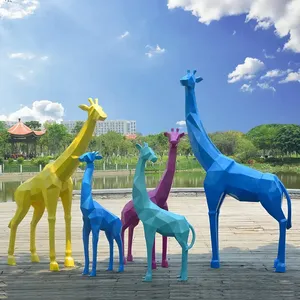 Sculpture géante décorative de girafe géométrique abstraite en fibre de verre pour jardin et extérieur - Product Image 1