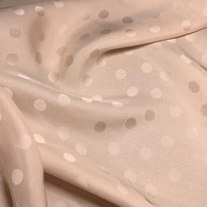 高級100%桑絹ジャカード生地　水玉模様サテン　カジュアルウェア・ホームテキスタイル用　織りウェフト　光沢サテンロール　通気性あり - Product Image 1