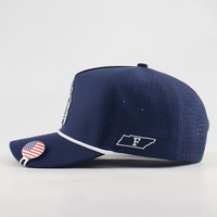 Casquette de golf personnalisée à 5 panneaux structurée en PVC avec patch, corde, imperméable, perforations découpées au laser, visière incurvée, style Dad Hat avec badge