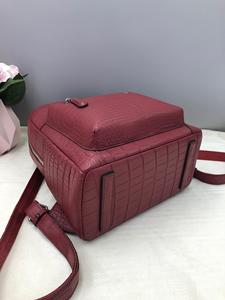 Mochila de cuero genuino para hombre de alta gama, personalizada de fábrica, mochila premium 100% de cuero genuino de cocodrilo con logotipo en lámina dorada - Product Image 4