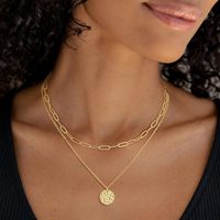 Collar de doble capa con cadena de eslabones chapado en oro de 18K, resistente al desgaste, con colgante redondo plano de cruz larga y colgante redondo martillado prensado al aceite para mujer
