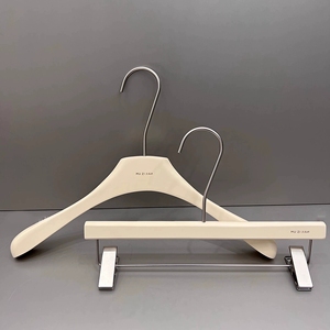 Di lusso bianco crema appendiabiti in <span class=keywords><strong>legno</strong></span> di alta qualità pantaloni vestito appendiabiti con Clip a spalla larga antiscivolo - Product Image 4