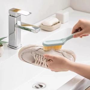 Cepillo para zapatos con mango largo, cerdas suaves de plástico para limpiar zapatos, uso diario - Product Image 1