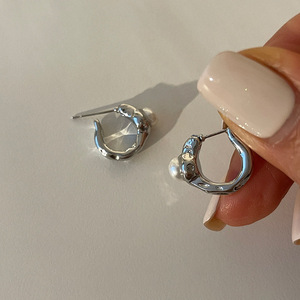 Pendientes Minimalistas Vintage Chapados en Oro de 18K, Pendientes de Botón para Mujer con Pulido Manual de Alta Gama - Product Image 6