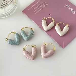 Pendientes de Aro con Forma de Corazón Color Durazno Chapados en Oro para Mujer, 3 Pares de Pendientes de Aro con Diseño de Espada Punk para Regalos y Fiestas - Product Image 3