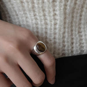 Bague minimaliste rétro en argent pur S925 pour femmes, pierre naturelle œil de tigre, incrustation fine, design ovale large personnalisé - Product Image 3