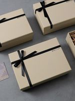 Boîte d'emballage de parfum à rabat de luxe léger, logo personnalisé, boîte cadeau avec doublure haut de gamme, vente en gros