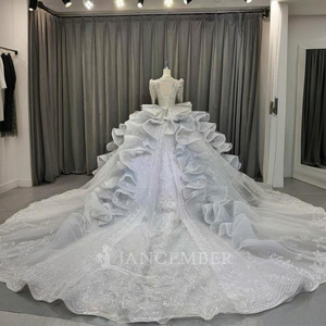 Robes de mariée modernes style robe de bal avec appliques en dentelle, imprimé floral, manches longues, traîne chapelle, longueur ras du sol, dos nu pour LSOY011 - Product Image 3
