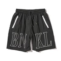 Shorts de sport décontractés en nylon extensible écologique avec logo personnalisé pour hommes, parfaits pour la gym, la plage et les activités sportives.