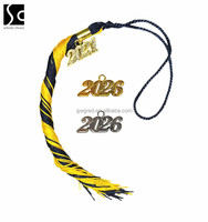 Pompon de toque de graduation bicolore rose/blanc SC avec plaque d'année 2026, de haute qualité, 100 % polyester, pour toques académiques