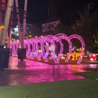 Lampe LED personnalisée en forme d'arche à motif de cœur IP65 pour les expositions romantiques de jardin pour les mariages et les expositions publiques extérieures