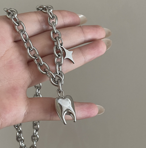Collana Trendy 2024 in Acciaio Inossidabile per Donne, Ciondolo Divertente a Forma di Dente con Catena a Maglie per Regali e Feste - Product Image 2