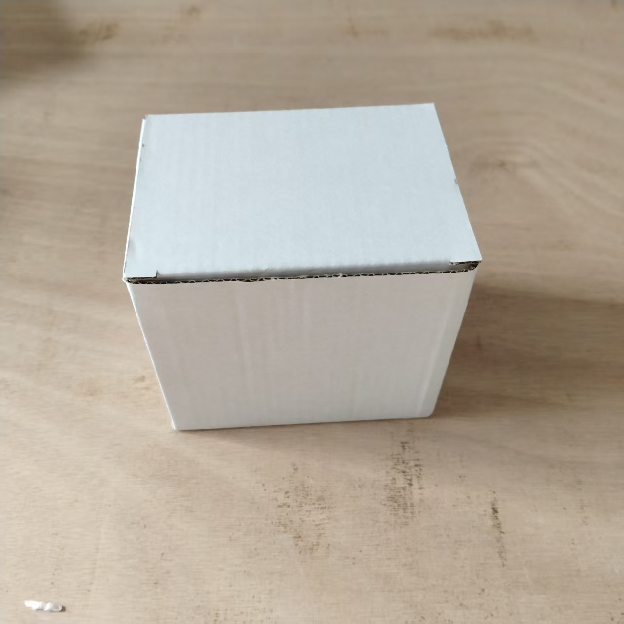 Taza blanca grado AB y caja blanca.