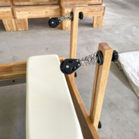 Réformateur de bois en caoutchouc de chêne Chariot entièrement couvert Crampons en acier inoxydable Réformateur de Pilates en bois