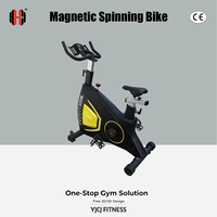 Bicicleta estática magnética con barra de agarre múltiple, manillar ajustable, pedales y estructura de acero estable para equipo de fitness profesional