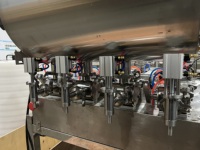 Remplisseuse semi-automatique multi-têtes à piston avec trémie agitée pour sauces piquantes, confitures, mayonnaises et crèmes alimentaires