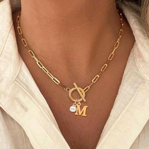 Collana Trendy da Donna in Acciaio Inossidabile Placcato Oro con Decorazione di Perle Finte e Design a Lettere, Regalo per Fidanzata o Mamma - Product Image 1