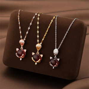 El popular collar de acero de titanio con colgante de zorro pequeño es un éxito de ventas simple, elegante y de lujo ligero para mujeres. Es una <span class=keywords><strong>Persona</strong></span> - Product Image 4